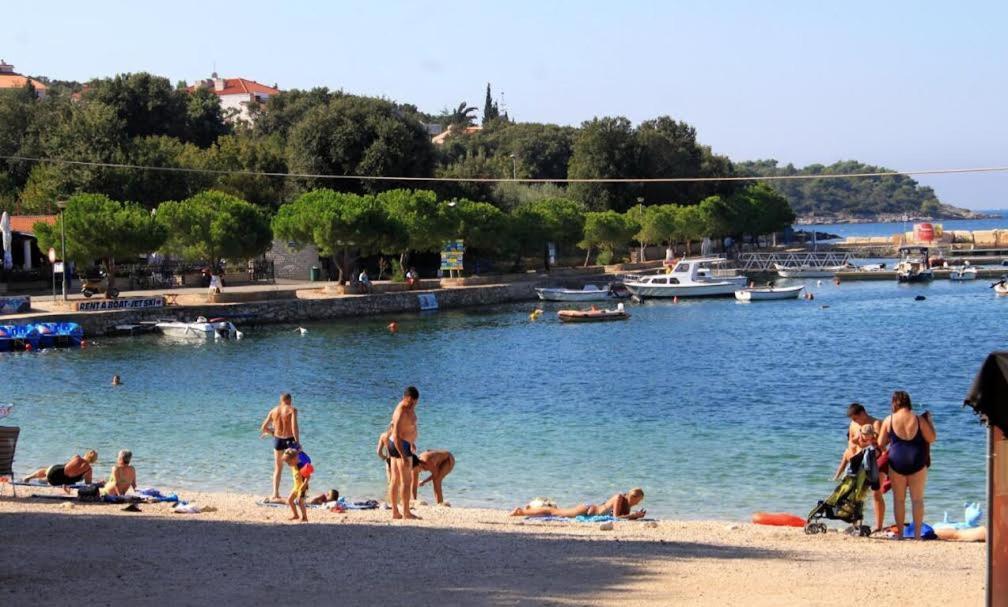 Apartmani Delas 2 Pjescana Uvala Esterno foto