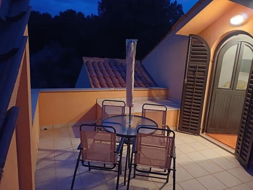 Apartmani Delas 2 Pjescana Uvala Esterno foto