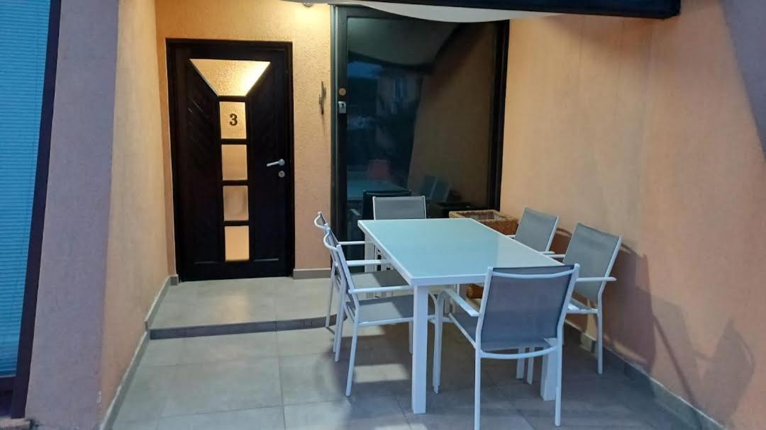 Apartmani Delas 2 Pjescana Uvala Esterno foto