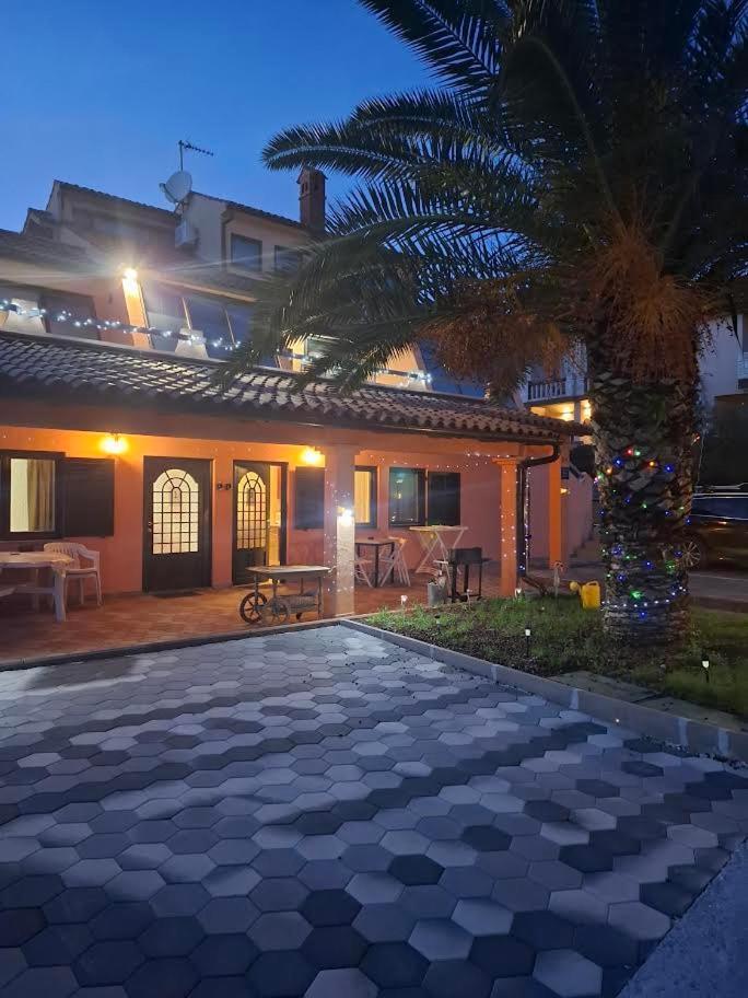 Apartmani Delas 2 Pjescana Uvala Esterno foto